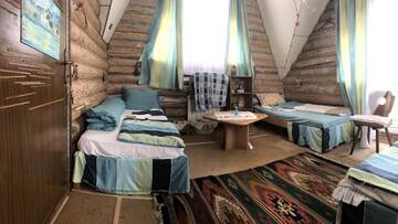 Фото номера Четырехместный номер с балконом Лоджи Hotel Piatkovskyi г. Пилипец 8